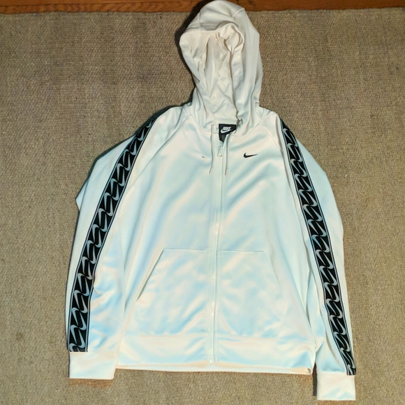 Women's Nike lightweight training jacket - Picture 1 of 5